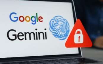 Laptopbildschirm zeigt Codezeilen vor dunklem Hintergrund im Büro