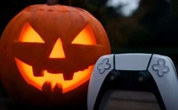 Beitragsbild mit PlayStation-Controller und düsterer Halloween-Atmosphäre, Symbolbild für 16 gruselige Horror- und Survival-Spiele auf PlayStation Plus im Herbst 2024.