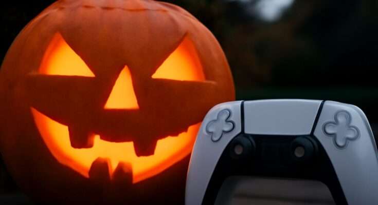 Beitragsbild mit PlayStation-Controller und düsterer Halloween-Atmosphäre, Symbolbild für 16 gruselige Horror- und Survival-Spiele auf PlayStation Plus im Herbst 2024.