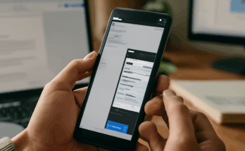 Alt-Text: Smartphone mit geöffneten Google-Apps wie Gmail und Docs, daneben ein seitliches Gemini-KI-Panel, das neue Assistenten-Funktionen und Textvorschläge für Android-Nutzer zeigt.