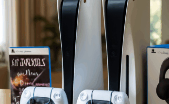 Beitragsbild zum Black Friday 2025 PlayStation Sale mit PS5- und PS5 Pro-Konsolen, die vor erwarteten Rabatten und Angeboten präsentiert werden.