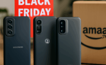 Alt-Text: Mehrere aktuelle Android-Smartphones von Samsung, Motorola und Xiaomi liegen nebeneinander vor einem dunklen Hintergrund, dazu eingeblendete Preisetiketten und das Amazon-Logo, die auf reduzierte Black-Friday-Angebote hinweisen.