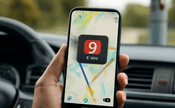 Smartphone mit geöffneter Google-Maps-Navigation im Auto, darüber ein kleines Overlay einer Blitzer-App mit Warnsymbolen – verdeutlicht die praktische, aber rechtlich heikle Blitzerwarnung per Zusatz-App in Deutschland.
