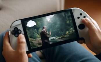 PlayStation Portal mit aktiviertem Cloud-Streaming für digitale PS5- und PS4-Spiele, zeigt mobiles Gaming auf einem 8-Zoll-Display mit DualSense-Controller-Unterstützung.