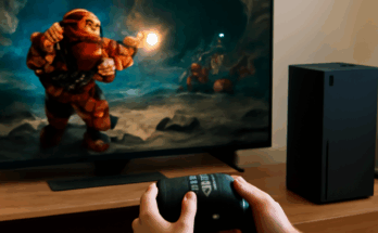 Screenshot aus Deep Rock Galactic Survivor auf Xbox Series X: Vier Zwerge im Koop-Modus verteidigen taktisch eine Basis gegen feindliche Wellen in einer düsteren Höhlenumgebung mit dynamischer Beleuchtung.