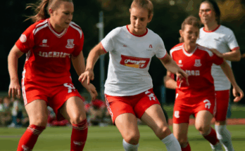 Spielszene Frauen Bundesliga am 19. Oktober 2025: Union Berlin und RB Leipzig kämpfen intensiv um den Ball in einem spannenden Duell.