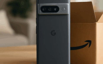Alt-Text: „Google Pixel 10 Pro XL in Nahaufnahme vor dunklem Hintergrund, die markante Kameraleiste ist deutlich zu sehen, daneben eingeblendeter Hinweis auf stark reduzierten Black-Friday-Preis bei Amazon.“
