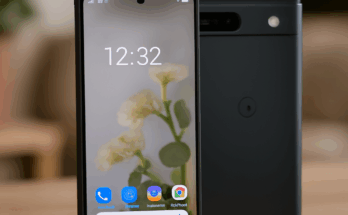 Google Pixel 9a in Nahaufnahme auf hellem Hintergrund, Rückseite mit dezenter Kameraleiste und schlichtem, mattem Design, daneben dezent eingeblendete Stichworte zu Testthemen wie Kamera, OLED-Display, KI-Funktionen und Preis-Leistungs-Verhältnis.