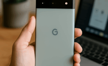 Google Pixel Smartphones verschiedener Generationen vor einem Bildschirm mit Update-Symbol, das umfassendes Software-Update mit neuen Funktionen und verbesserter Performance symbolisiert.