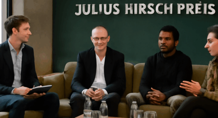 Grafik zum DFB-YouTube-Livestream der Julius-Hirsch-Preisverleihung mit Hinweis auf Live-Übertragung, Talkrunde und Engagement gegen Antisemitismus, Rassismus und Menschenfeindlichkeit im Fußball.