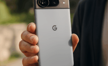 Google Pixel 11 Smartphone in modernem Design mit großem OLED-Display, Fokus auf verbesserte Zoom-Kamera mit 100-fachem Zoom und leistungsstarker Hardware.