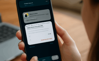 Smartphone mit geöffnetem WhatsApp-Chat, in dem ein angeblicher Amazon-Kontakt mit Logo und Locknachricht zu sehen ist; der Finger des Nutzers schwebt über den Optionen zum Blockieren und Löschen des Chats.