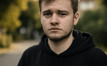 Schwarz-weißes Porträt von YouTube-Star Jan Zimmermann vom Kanal „Gewitter im Kopf“, der offen über sein Leben mit Tourette-Syndrom aufklärte; das Bild begleitet einen Nachruf auf den mit 24 Jahren verstorbenen Influencer und sein Vermächtnis für Entstigmatisierung und Aufklärung.