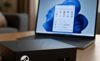 Beitragsbild zeigt Windows-11-Oberfläche auf einem modernen Laptop mit Hinweis auf das verschobene 24H2-Update und Fokus auf den späteren Herbst-Rollout im Vergleich zu früher belieferten Copilot+ PCs.