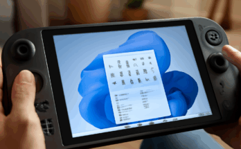 Windows 11 25H2 November-Update auf einem Handheld-PC zeigt verbesserte Touch-Bedienung und erhöhte Systemstabilität für mobiles Arbeiten.