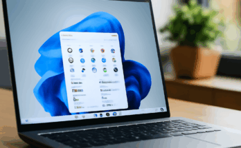 Alt-Text: Windows 11 Logo vor einem blauen Hintergrund mit Texthinweis auf die neuen Builds 26100.7296 und 26200.7296 im Release-Preview-Kanal.
