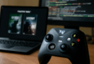 Alt-Text: Symbolbild zu Xbox Game Pass Day-One-Shadow-Drops: Xbox-Controller vor grün leuchtendem Hintergrund mit Game-Pass-Logo, dazu abstrakte Cloud- und Datensicherheits-Icons, die auf jüngste Microsoft-Azure-Datenlecks und Cloud-Sicherheitsdebatten anspielen.