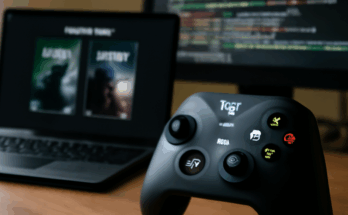 Alt-Text: Symbolbild zu Xbox Game Pass Day-One-Shadow-Drops: Xbox-Controller vor grün leuchtendem Hintergrund mit Game-Pass-Logo, dazu abstrakte Cloud- und Datensicherheits-Icons, die auf jüngste Microsoft-Azure-Datenlecks und Cloud-Sicherheitsdebatten anspielen.