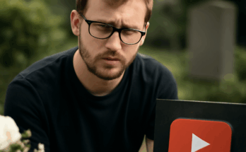 Symbolbild zu Jan Zimmermann: Porträt eines jungen Mannes vor einer YouTube-typischen Kulisse, mit nachdenklichem Ausdruck, dazu Texthinweis auf den Tod des „Gewitter im Kopf“-Stars und seine Bedeutung für den offenen Umgang mit Tourette.