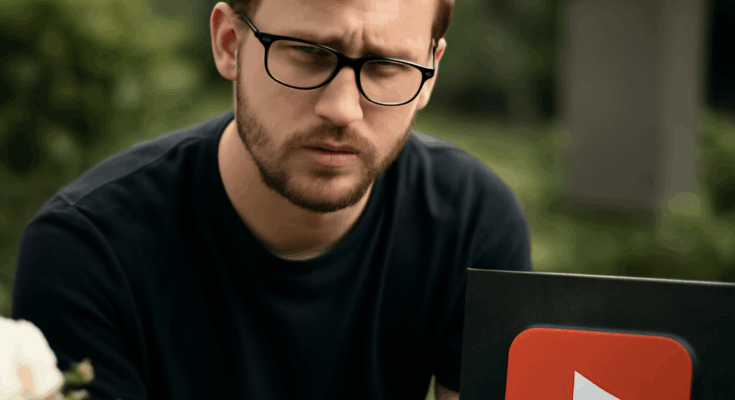 Symbolbild zu Jan Zimmermann: Porträt eines jungen Mannes vor einer YouTube-typischen Kulisse, mit nachdenklichem Ausdruck, dazu Texthinweis auf den Tod des „Gewitter im Kopf“-Stars und seine Bedeutung für den offenen Umgang mit Tourette.