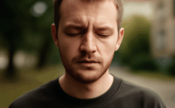 Beitragsbild: Porträt des YouTube-Stars Jan Zimmermann, Gründer des Kanals „Gewitter im Kopf“, nachdenklich in die Kamera blickend; daneben angedeutete YouTube-Elemente und ein zurückhaltender Trauerrand, um seinen Tod und sein Vermächtnis für die Aufklärung über das Tourette-Syndrom zu symbolisieren.