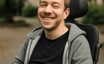 Beitragsbild mit Porträt von YouTube- und TV-Star Jan Zimmermann („Gewitter im Kopf“), lächelnd in die Kamera blickend; dazu Texthinweis auf seinen Tod mit 27 Jahren und seine Rolle als offen humorvoller, behinderter Content-Creator aus der Sendung „Nichtgesellschaftsfähig“.