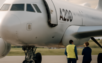 Alt-Text: Airbus A320 auf Rollfeld, seitliche Ansicht bei Tageslicht; im Vordergrund das Cockpit als Symbol für ein aktuelles Softwareproblem in der Flugsteuerung, zu dem Hersteller, Airlines und Luftfahrtbehörden Übergangsverfahren und Updates zur Sicherung des Flugbetriebs erarbeiten.