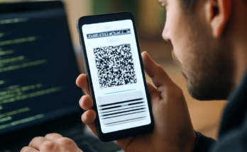 Alt-Text: Symbolbild zum Deutschlandticket mit Smartphone und digitalem Ticket in einer ÖPNV-Szene, darüber abstrahierte Warnsymbole und Codezeilen, die auf entdeckte IT-Sicherheitslücken, Datenrisiken und mögliche Manipulation von Kundendaten hinweisen.