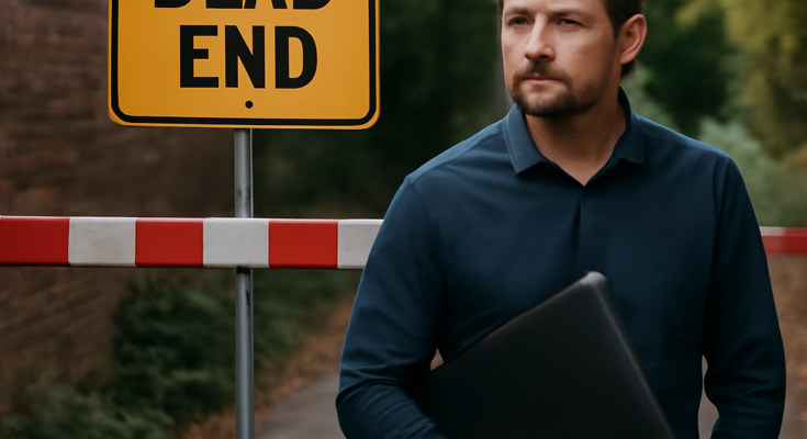 Symbolbild: IT-Manager steht ratlos vor einer Wand aus Monitoren mit Warnmeldungen und roten Fehlersymbolen, im Hintergrund ein digitales Labyrinth, das eine Sackgasse und den Wendepunkt in der IT-Sicherheit symbolisiert.