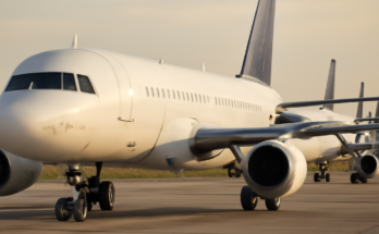 Ein Airbus-A320-Jet hebt bei Tageslicht ab; dazu der Hinweis, dass nach einem von EASA und Airbus adressierten Software-Problem nun wieder der Großteil der A320-Flotte mit aktualisierter Steuerungs-Software im regulären Einsatz ist.