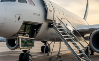 Ein Airbus-A320-Jet auf dem Rollfeld, dazu ein Hinweis auf laufende Software-Updates nach einem Sicherheitsproblem; Text im Bild: „Airbus A320 – Software-Update stärkt Flugsicherheit, Mehrheit der Jets bereits aktualisiert“.