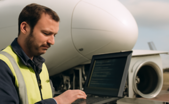 Cockpit eines Airbus A320 am Boden, Techniker arbeitet am Bordcomputer, Symbolbild für dringende Software-Updates an rund 6000 Maschinen weltweit.