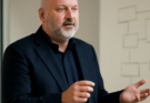 Amazon-CTO Werner Vogels blickt auf Tech-Trends 2026: pragmatische KI, modulare Cloud-Architekturen, Automatisierung, Security sowie effiziente und nachhaltige IT.