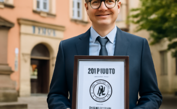 Alt-Text: „Mitarbeitende der Stadtverwaltung Amberg präsentieren ein offizielles Siegel für kommunale IT-Sicherheit – Symbolbild für geprüften Datenschutz, Informationssicherheits-Management und moderne, digital gut geschützte Verwaltung.“