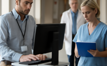 Alt-Text: „Wiesbadener Krankenhaus nach IT-Störung: Klinik meldet Entwarnung, zentrale Systeme werden wiederhergestellt und der Regelbetrieb läuft schrittweise an.“