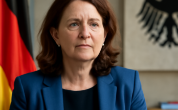 Alt-Text: „Justizministerin steht vor Mikrofonen in einem Konferenzraum und informiert über die erfolgreiche Behebung einer bundesweiten IT-Störung im elektronischen Rechtsverkehr; im Hintergrund Präsentationsfolie oder Banner des Justizministeriums.“