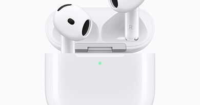 Weiße Apple AirPods 5 neben dem geöffneten Ladecase