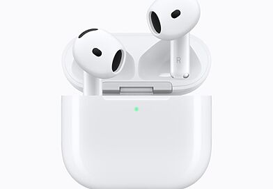 Weiße Apple AirPods 5 neben dem geöffneten Ladecase