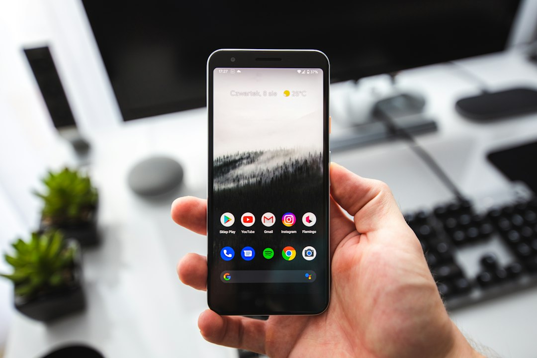 Smartphone als Symbol für Android-Sideloading und Entwicklerkonten