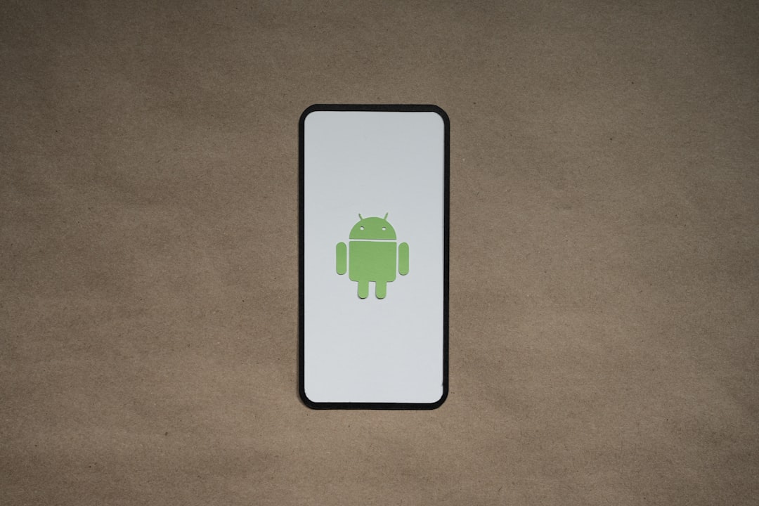 Smartphone mit Android-Symbol als Sinnbild für Sicherheitsupdates