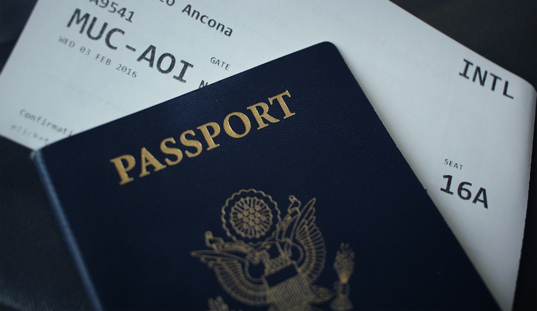 Reisepass auf Dokumenten als Symbol für sensible Ausweisdaten und Identitätsmissbrauch
