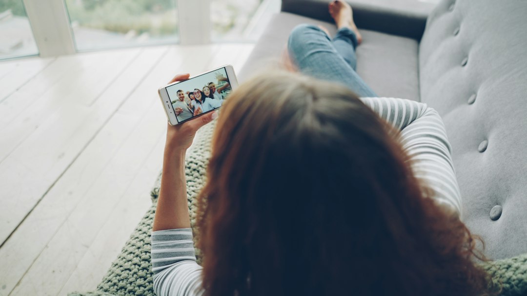 Videochat am Smartphone als Symbolbild für Discord-Kommunikation