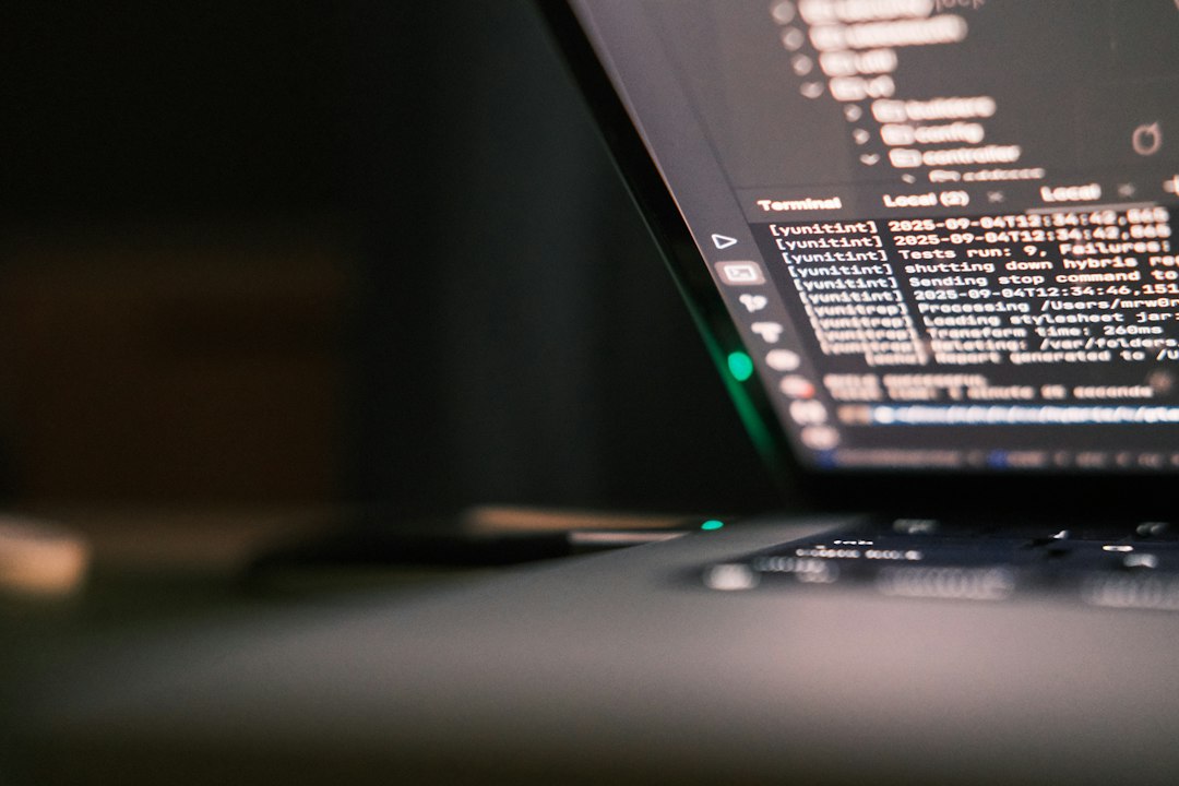 Laptop mit Terminalfenster als Symbol für DISM- und SFC-Reparaturbefehle