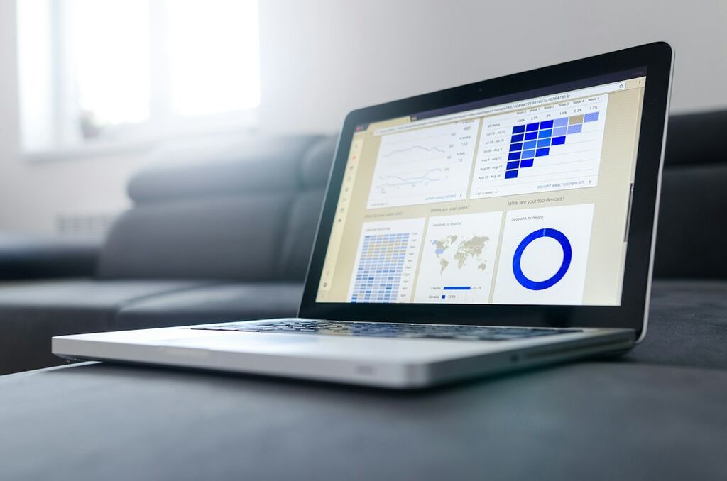 Laptop mit Tabellen und Statistiken