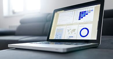 Laptop mit Tabellen und Statistiken