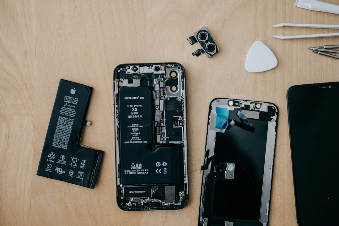 Zerlegte Smartphone-Komponenten als Symbolbild für Reparierbarkeit