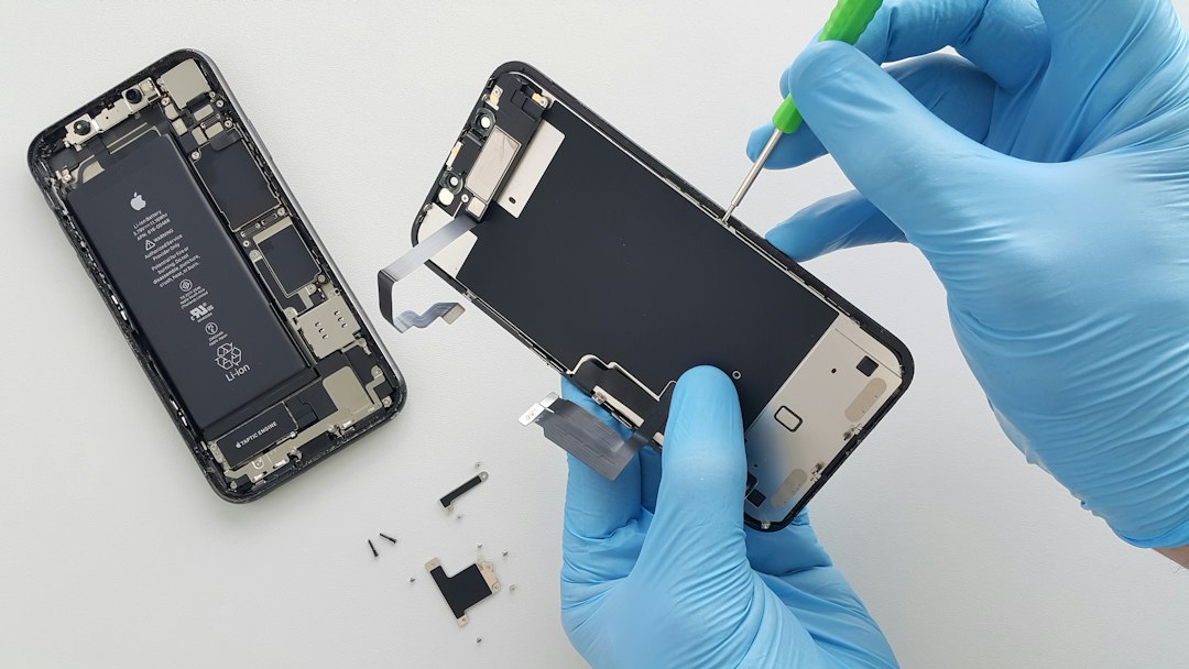 Smartphone-Reparatur mit Handschuhen als Symbolbild für das modulare Fairphone