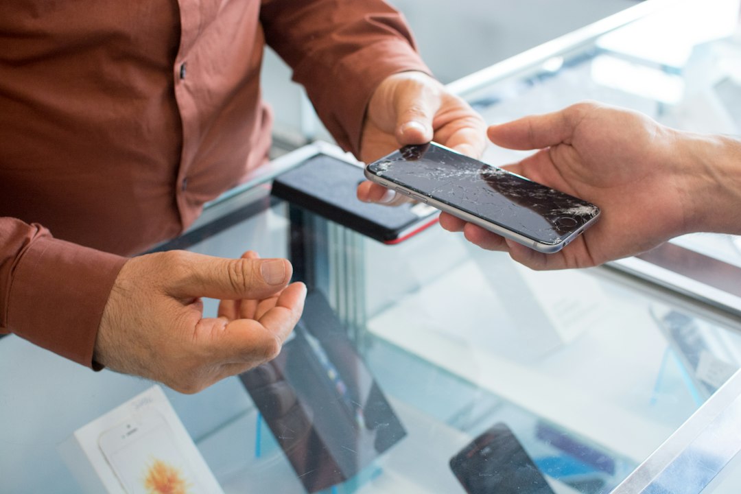 Menschen betrachten ein Smartphone als Symbolbild für langlebige Mobilgeräte