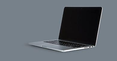 Geöffneter Laptop für Web-Recherche