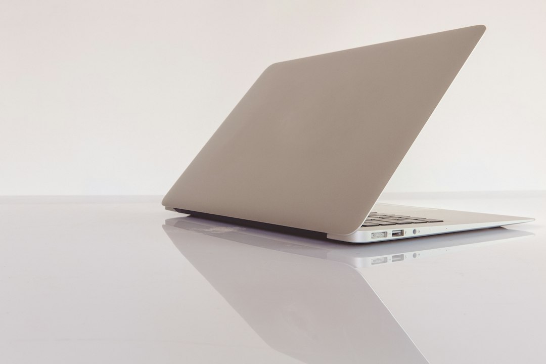 Laptop auf einem Schreibtisch